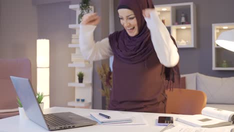Muslim-business-woman-in-hijab-rejoices.
